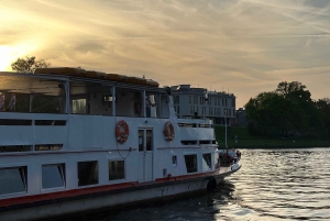 Cracovia: crociera turistica serale o notturna