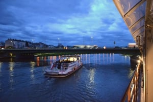 Cracovia: Crucero turístico nocturno con bebida
