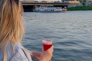 Cracovia: Crucero turístico nocturno con bebida