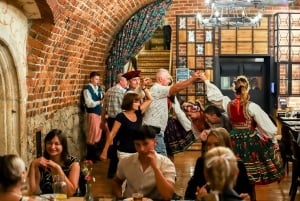 Cracóvia : Show folclórico Jantar, bebida e diversão! Reserve agora!