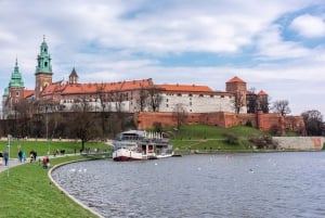 Krakow: Piano Trio Chopin & Friends Concert VIP with Wine