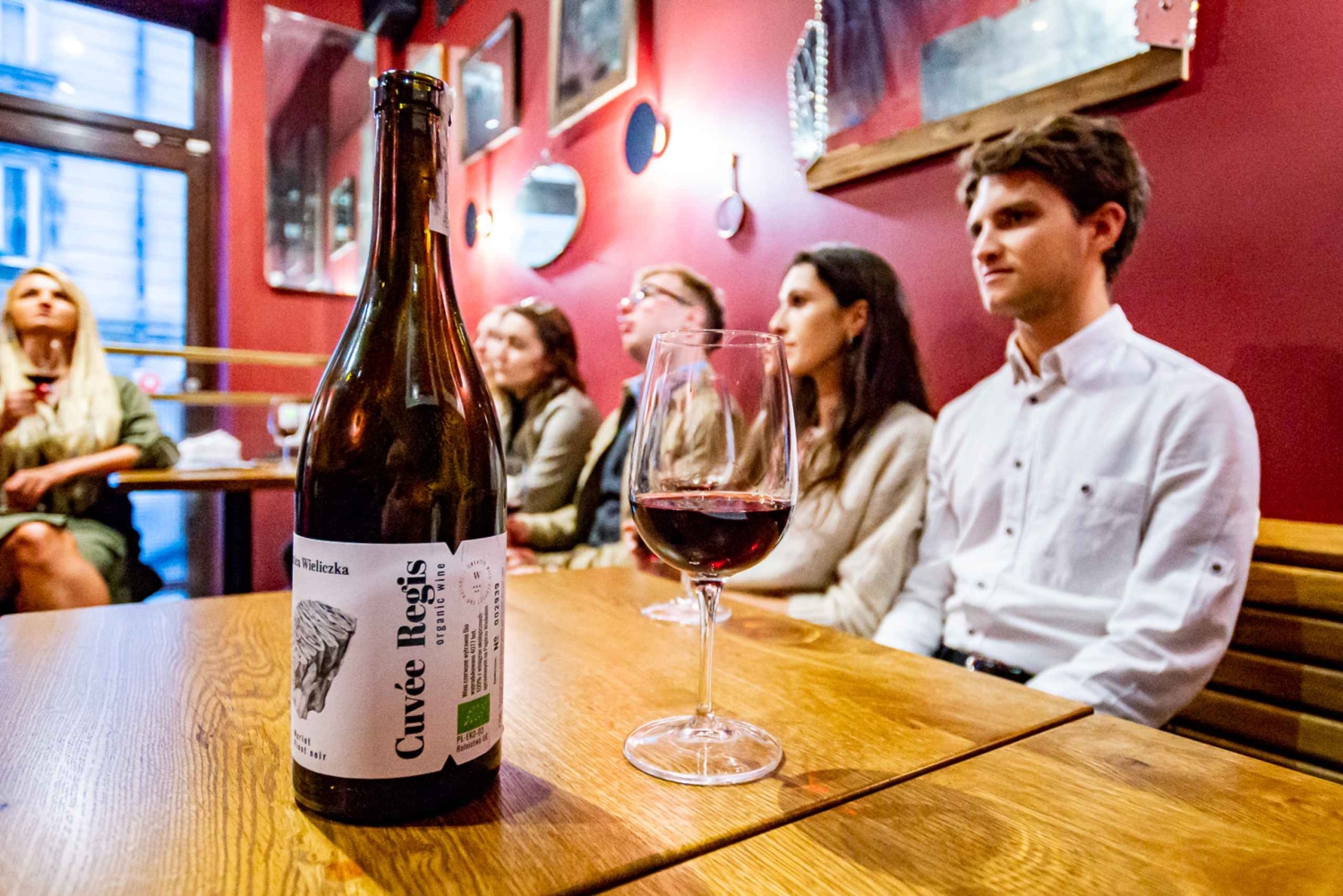 Krakova: Opastettu viinibaarikierros maisteluineen ja välipaloineen.