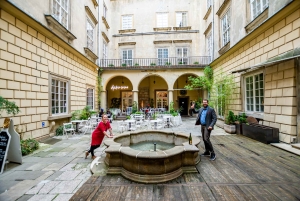 Krakova: Opastettu viinibaarikierros maisteluineen ja välipaloineen.