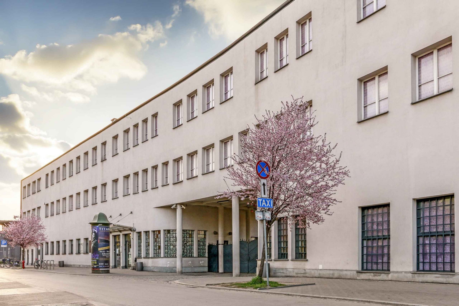 Krakova: Schindlerin tehtaan kiertoajelu: Kazimierz golfkärryllä ja Schindlerin tehtaan kierros.