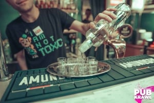 Krakova: Kazimierz Pub Crawl ja 1 tunti rajoittamattomia juomia.