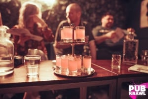 Cracovia: Kazimierz Pub Crawl con 1 ora di bevande illimitate