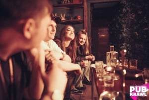 Krakow: Kazimierz Pub Crawl med 1 time med ubegrenset drikke