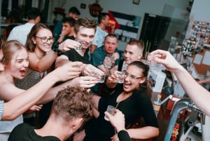 Krakau: Silvester-Pub-Crawl mit 2 Stunden offener Bar