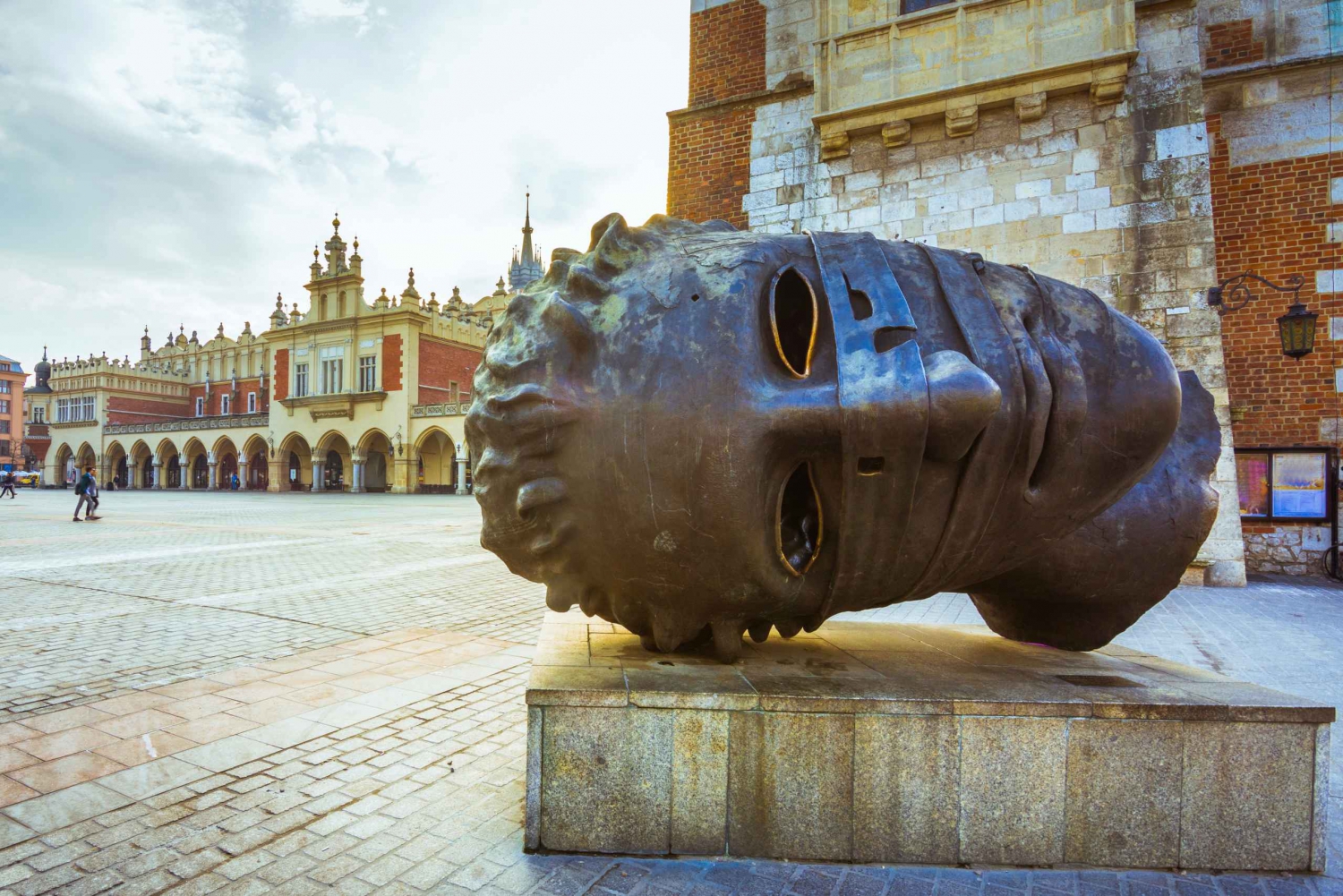 Krakow: Old Town Audio-Guided Walking Tour with Headset