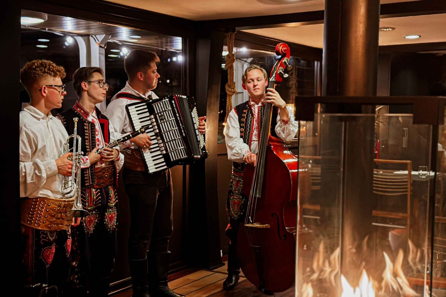 Cracovia: cena folcloristica polacca con crociera fluviale sulla Vistola