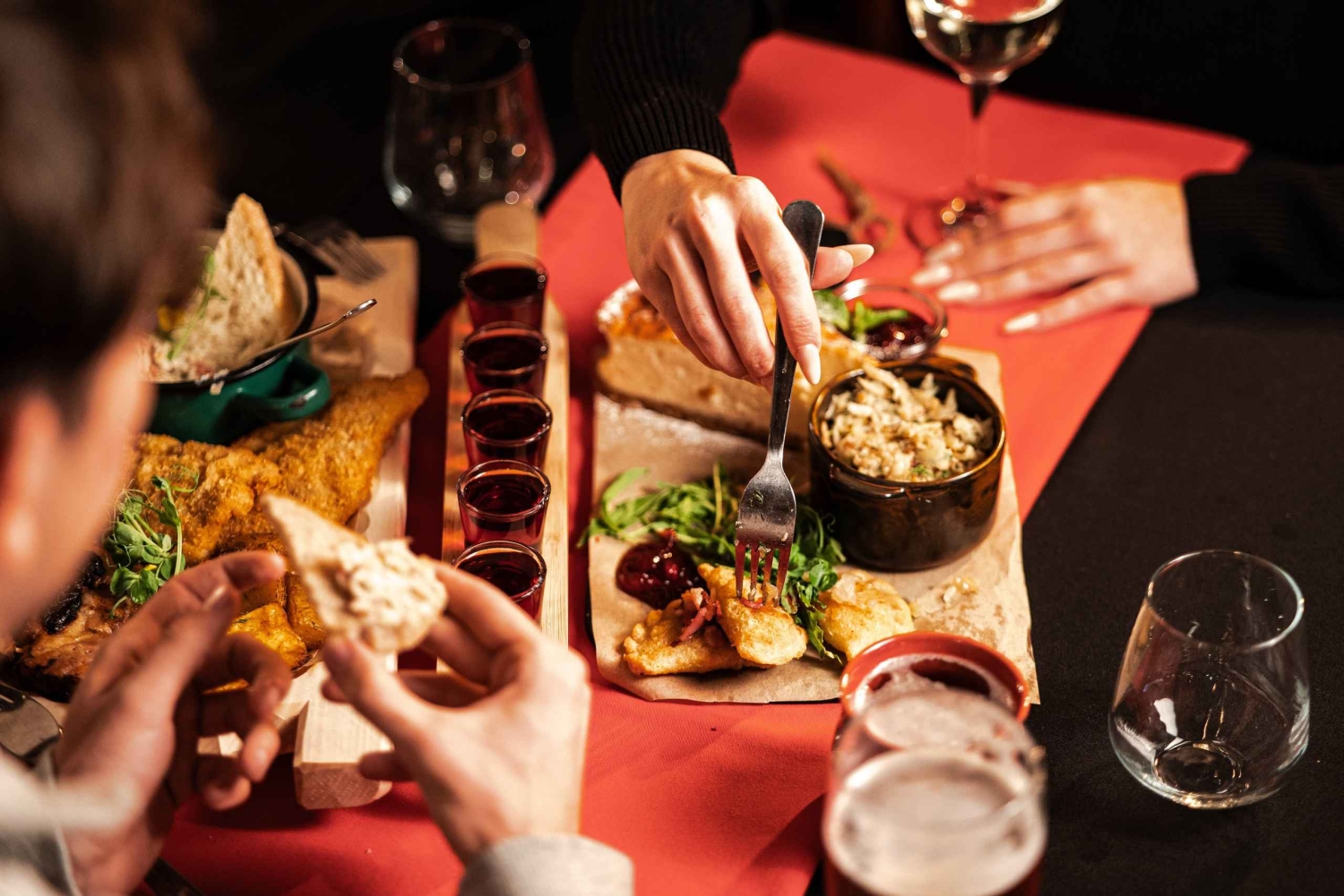 Cracovia: cena folcloristica polacca con crociera fluviale sulla Vistola