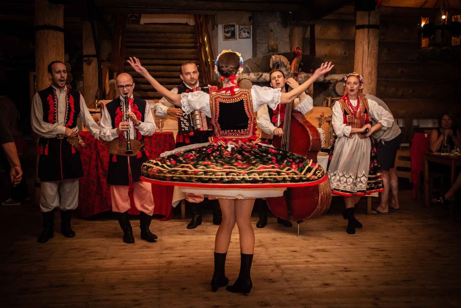 Cracovie : Nuit folklorique polonaise avec dîner et boissons à volonté