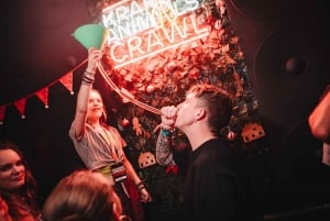 Cracovia: Giro dei pub con 1 ora di bevande alcoliche illimitate