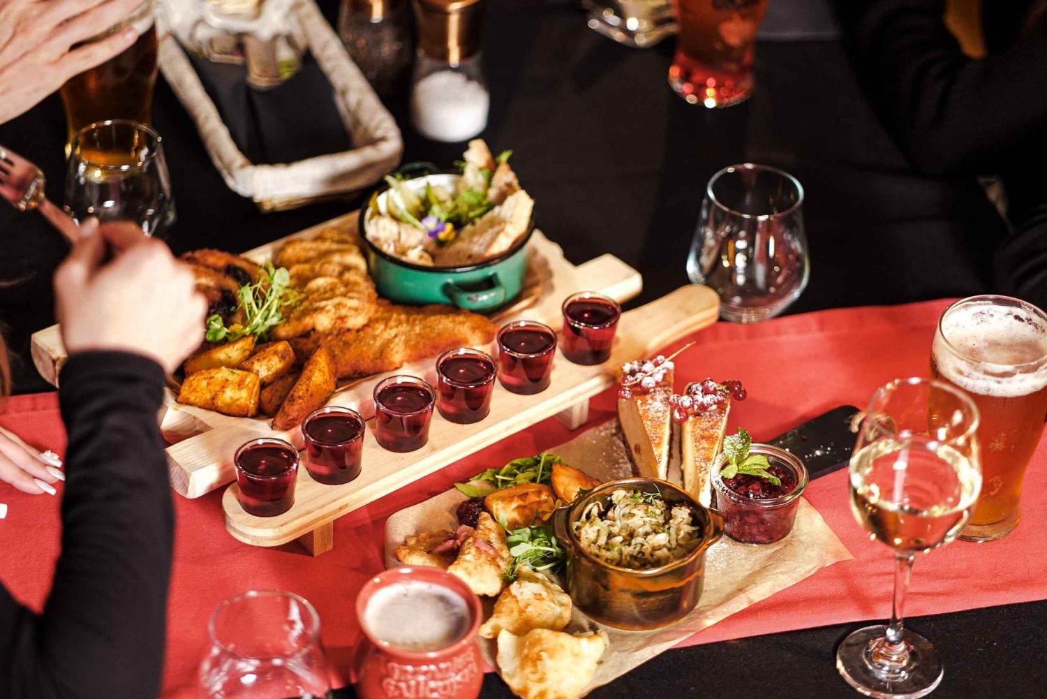 Krakova: Alueellinen lounas alkoholijuomien maistiaisineen