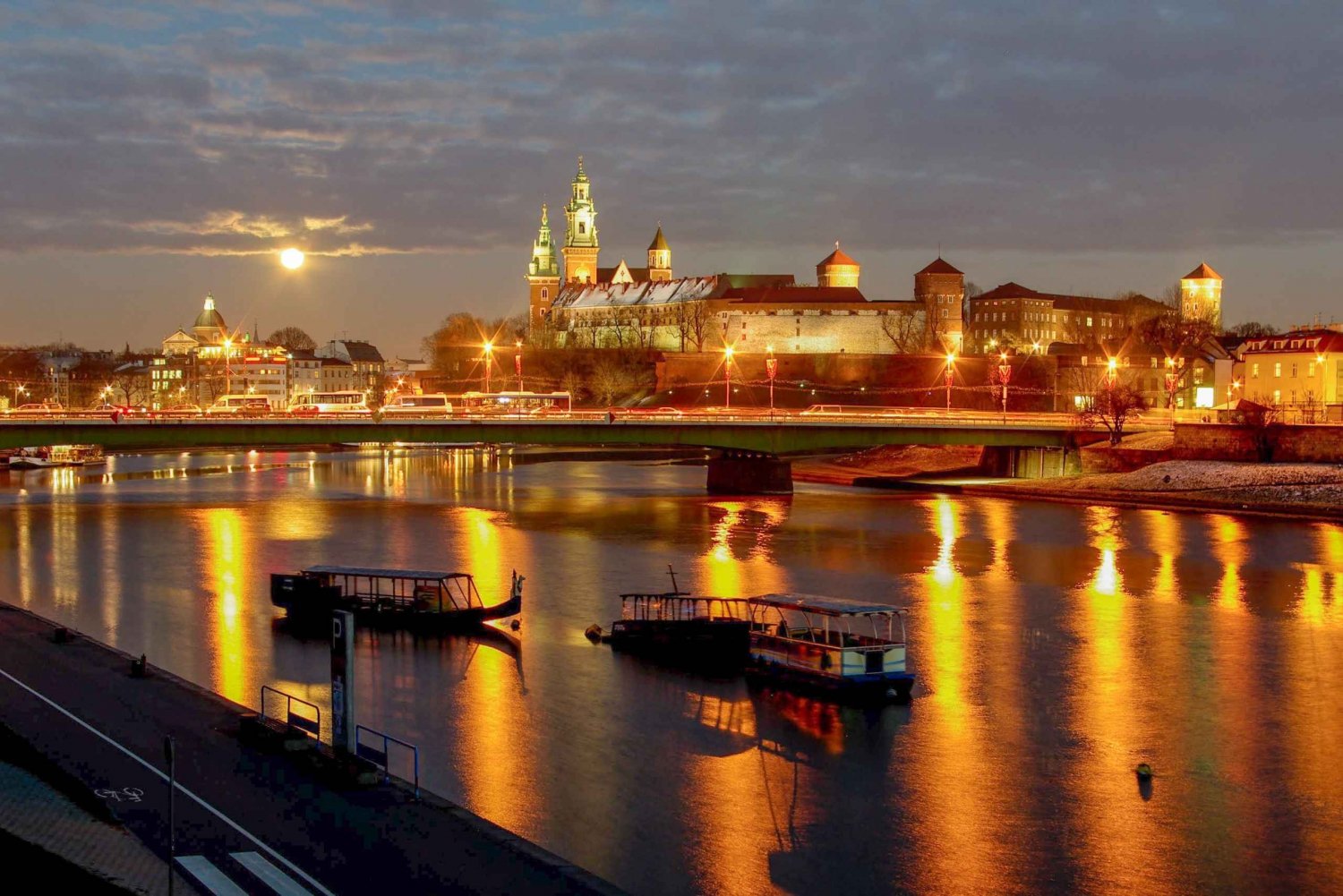 Krakow: Romantic Evening Vistula Cruise with a Glass of Wine