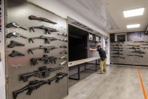 Cracóvia: Experiência no campo de tiro com AK-47 e serviço de busca no hotel