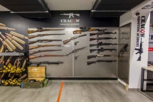 Cracóvia: Experiência no campo de tiro com AK-47 e serviço de busca no hotel