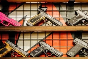 Cracóvia: Experiência no campo de tiro com AK-47 e serviço de busca no hotel