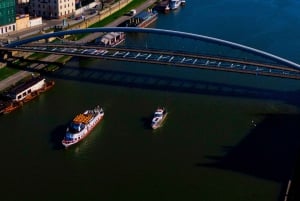 Kraków: Vistula River Sightseeing Cruise with Unlimited Beer