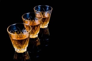 Vodkan maistelu kierros puolalaisten välipalojen kanssa