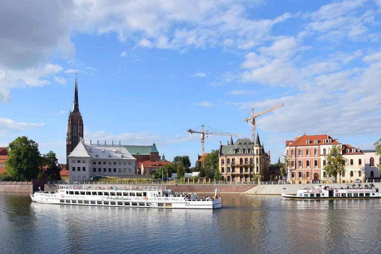 Wrocław: Short City Walk and Cruise by Luxury Ship