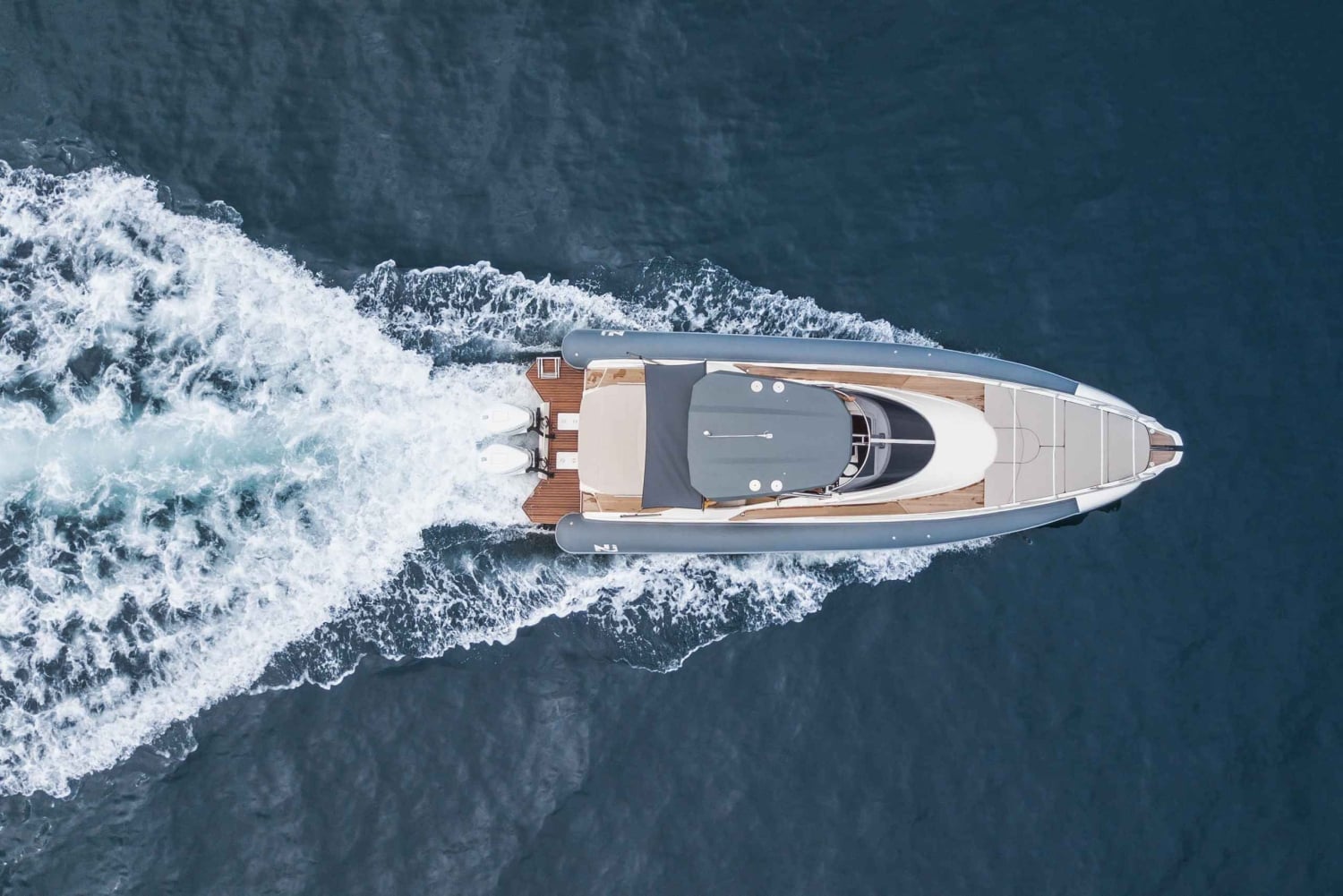 Corralejo: Motorbåtskryssning till stränder med frukt och dryck