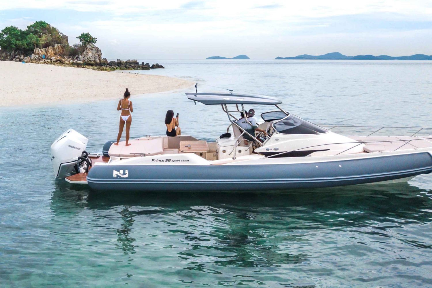 Corralejo: Motorbåtskryssning till stränder med frukt och dryck