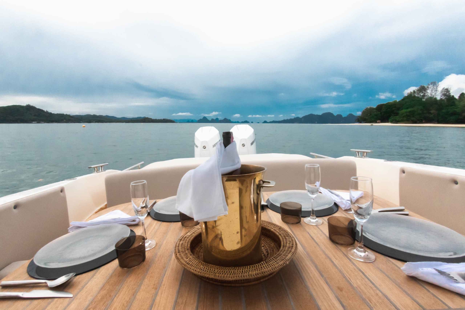 Corralejo: Motorbåtskryssning till stränder med frukt och dryck