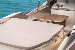 Corralejo: Motorbåtskryssning till stränder med frukt och dryck