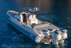 Corralejo: Motorbåtskryssning till stränder med frukt och dryck