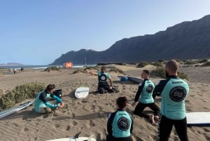 Famara, Lanzarote: surf lessons in small groups for beginners