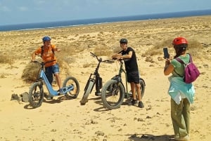 Z Corralejo: Fuerteventura Wycieczka z przewodnikiem rowerem elektrycznym/skuterem elektrycznym