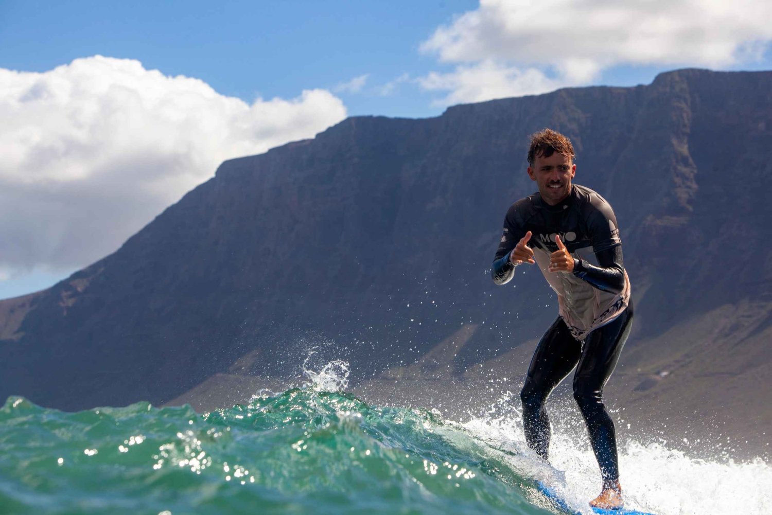 Groepssurflessen op Lanzarote, leer met een lokaal team