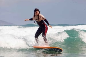 Groepssurflessen op Lanzarote, leer met een lokaal team