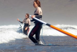 Groepssurflessen op Lanzarote, leer met een lokaal team