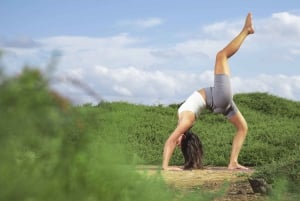Lanzarote: Clase de yoga al aire libre con auriculares