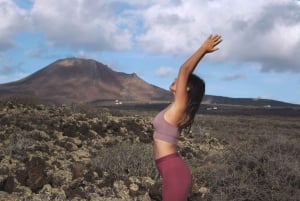 Lanzarote: Clase de yoga al aire libre con auriculares