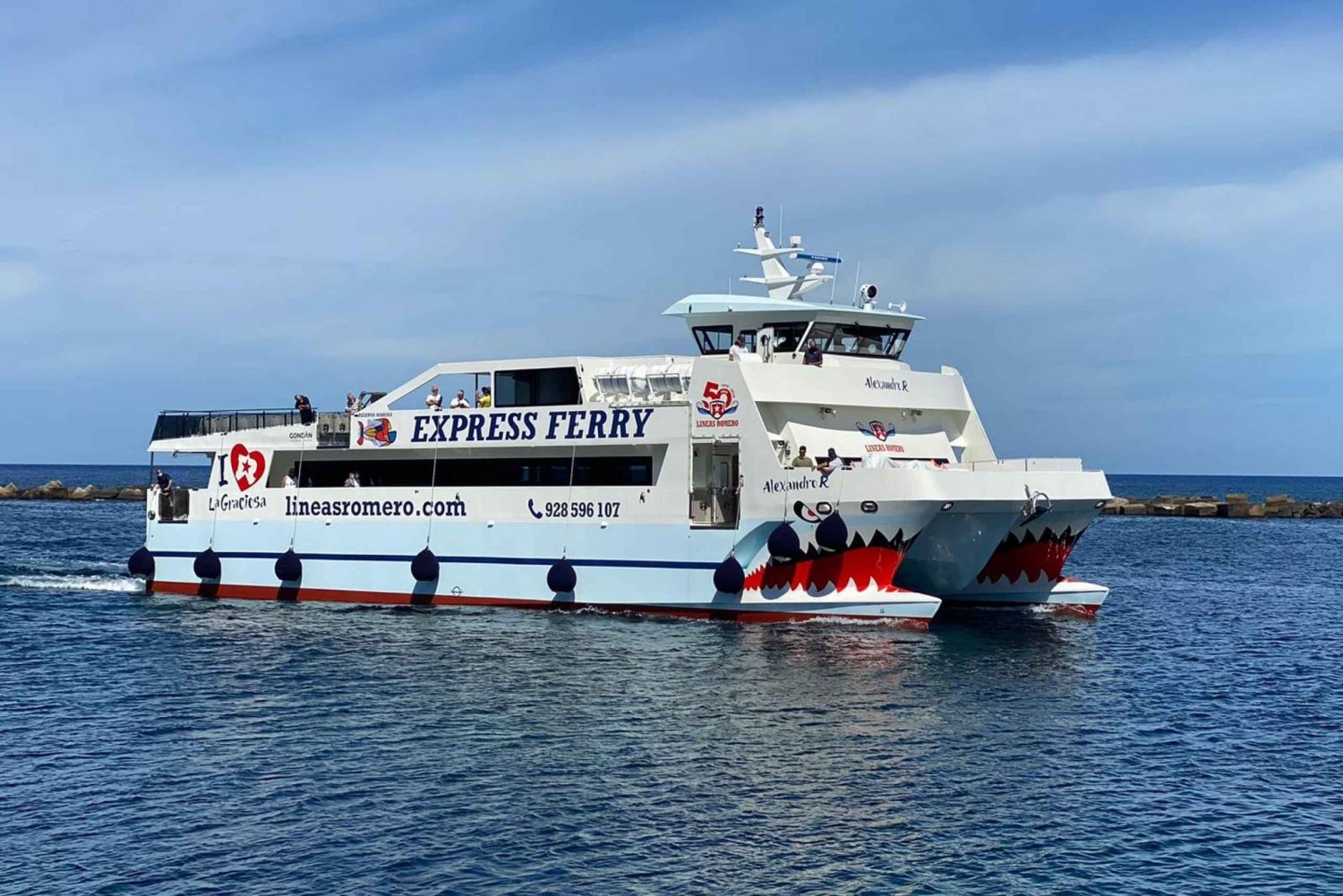 Lanzarote: Ferry de ida y vuelta a La Graciosa con servicio de recogida en autobús