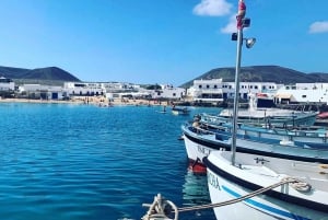 Lanzarote: Return Ferry to La Graciosa with Bus Pickup