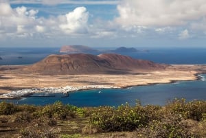 Lanzarote: Return Ferry to La Graciosa with Bus Pickup