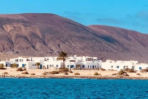 Lanzarote: Roundtrip Ferry Ticket to La Graciosa with Wi-Fi