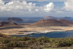 Lanzarote: Roundtrip Ferry Ticket to La Graciosa with Wi-Fi