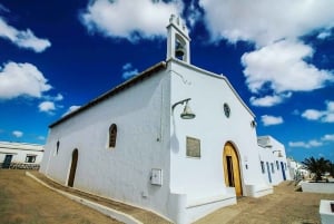 Lanzarote: Roundtrip Ferry Ticket to La Graciosa with Wi-Fi