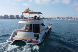 Puerto del Carmen: viaggio in catamarano con sport acquatici