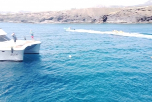 Puerto del Carmen: viaggio in catamarano con sport acquatici