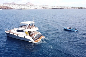 Puerto del Carmen: viaggio in catamarano con sport acquatici