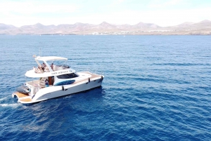 Puerto del Carmen: viaggio in catamarano con sport acquatici