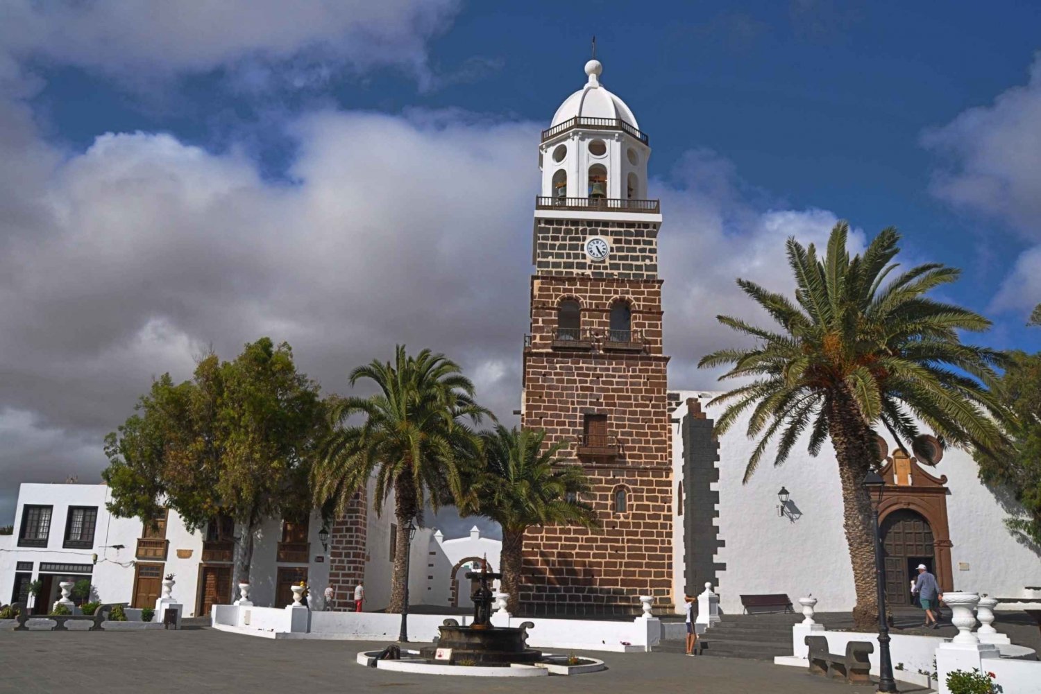 Teguise: Market and César Manrique Foundation Tour