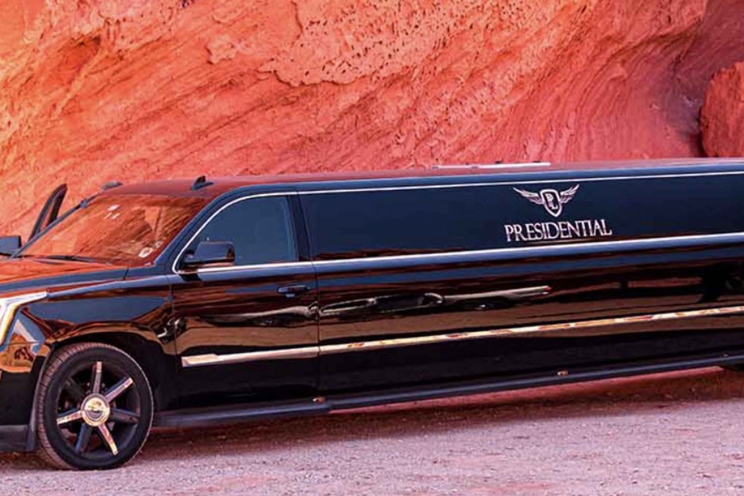 3HR Red Rock Limousine Tour with Champagne and Goodies