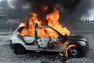 Ein Auto mit einem Scharfschützengewehr in die Luft jagen/explodieren